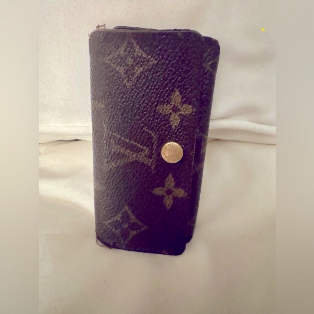 Authentic Louis Vuitton vintage monogram leather 4 key holder wallet - Picture 2 of 9